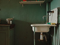 Россиянка, измученная отсутствием  горячей воды, упала на колени перед Медведевым