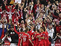 Евро 2020. Фанат едва не сорвал матч Израиль - Польша. Охранник врезался в игрока 