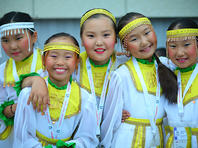 Школьников Якутии законодательно обязали ежедневно  исполнять гимн России