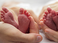 ВВС: жительница Уэльса рассказала, как одного из ее детей спасло объятие брата-близнеца