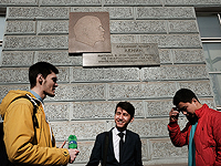 Опрос: более половины молодых граждан РФ настроены на эмиграцию