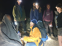 Спасатели оказали помощь туристам из Литвы в Красном каньоне около Эйлата. ВИДЕО