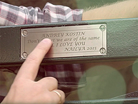 Российский художник продает украденную табличку с признанием в  любви к главе ВТБ