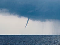 Израильтяне засняли на видео водяной смерч, образовавшийся в районе пляжа Пальмахим