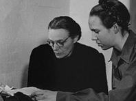 Гудрун Гиммлер с матерью во время Нюрнбергского процесса, 1945 г