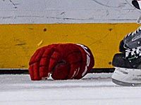 Украина. Матч детских хоккейных команд завершился дракой. Тренер помогал бить соперников