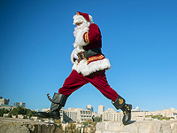 Рождество: от пляжей Австралии до Вифлеема и Газы. Фоторепортаж