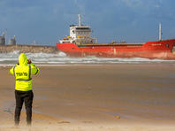 Шторм выбросил на ашдодский пляж сухогруз с грузом цемента