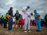 Медведям холод не помеха: новогоднее купание в Атлантике. Фоторепортаж