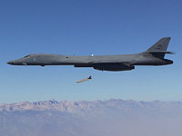 Запуск ракеты AGM-158C с бомбардировщика B-1