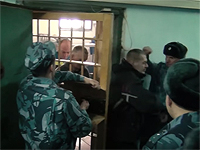 Опубликована запись избиения заключенных в сибирском СИЗО, 