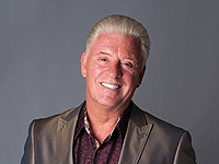 Умер британский телеведущий и телемедиум Дерек Акора