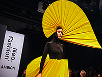 Зимняя мода в Берлине: ушанки, шубы, нагота. Фоторепортаж