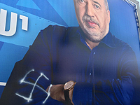 Неизвестные наносят изображения свастики на плакаты НДИ