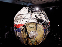 Общий вид обломков кабины Боинга рейса MH17 на военной базе Гильзе-Райен 13 октября 2015 года в Гильце-Райене, Нидерланды