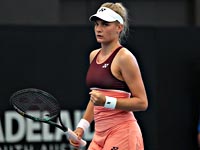 Теннис. Даяна Ястремская победила Арину Соболенко и вышла в финал турнира в Аделаиде