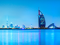 На борту судна, пришвартованного у побережья Дубая, вспыхнул пожар