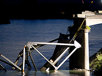 Обрушение моста в Индонезии на фоне наводнения, многочисленные жертвы