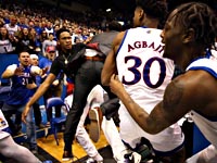 Дерби в NCAA завершилось массовой дракой