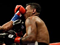 Легендарного боксера ограбили и избили до потери сознания