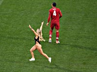 Скандальная модель своеобразно почтила память Коби Брайанта, шокировав горнолыжников