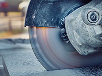 В Беэр-Шеве мужчина получил тяжелые ранения при работе с электропилой