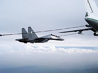 Су-30 ВВС Алжира во время дозаправки в воздухе