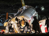 В аэропорту Стамбула самолет выкатился за пределы полосы и развалился