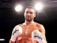 Украинский боксер, со скандалом перешедший в профессионалы, дебютировал нокаутом на 40-й секунде