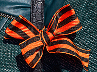 Роскомнадзор: в России нельзя повязывать георгиевские ленточки на пенисы