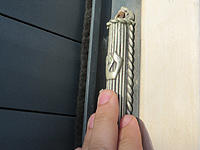 Еврейка из Мичигана наказала вандала, сорвавшего мезузу с ее двери, отправив его в музей Холокоста