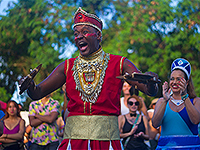 Ударный карнавал: барабанщики и кукольники устроили уличный фестиваль. Фоторепортаж