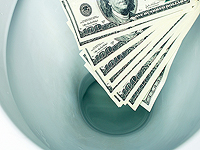 Пассажирка самолета нашла в туалете пакет с миллионом рублей в валюте