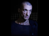 Художника Павленского, разрушившего карьеру французского политика, могут выслать из Франции