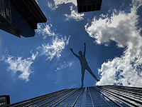 80-летний египтянин выпрыгнул с 11 этажа: юная жена и ее любовник хотели завладеть его имуществом