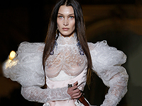 Обнаженная с клинком и чесноком: новые образы Беллы Хадид на показе мод в Париже