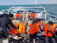 Морская полиция спасла двух взрослых и пять детей