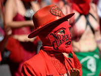 Международный женский день в мире: маскарады, баррикады и голые феминистки. Фоторепортаж