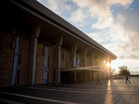 Коронавирус в Израиле: Кнессет приводят к присяге группами, Ривлин не жмет депутатам руки