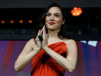 Миллионы спели Imagine Леннона в карантине: клип Галь Гадот, Натали Портман и других звезд