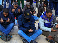 Сотни мусульман пришли для пятничной молитвы к мечети Аль-Акса, несмотря на карантин