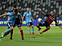 Дерби Сиднея. Английский нападающий, открывший счет, демонстративно поклонился пустым трибунам