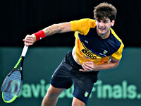 Список заразившихся коронавирусом пополнили французские футболисты и бразильский теннисист