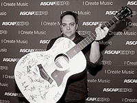 Американский музыкант Адам Шлезингер умер от коронавируса в возрасте 52 лет