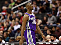 Баскетболист НБА нашел девочку, плакавшую из-за отмены матча, и преподнес ей сюрприз