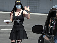 Доставка еды и питья с танцами: стрип-клубы Америки на карантине 