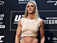 Бывшая чемпионка UFC порадовала поклонников эротической фотографией