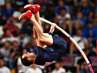 Прыжки в высоту. Олимпийский чемпион взял высоту 5.7 м в собственном саду