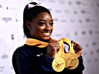 Легендарная гимнастка сняла штаны, стоя на руках