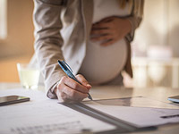 Правительство дало право работодателям отправлять беременных в неоплачиваемый отпуск